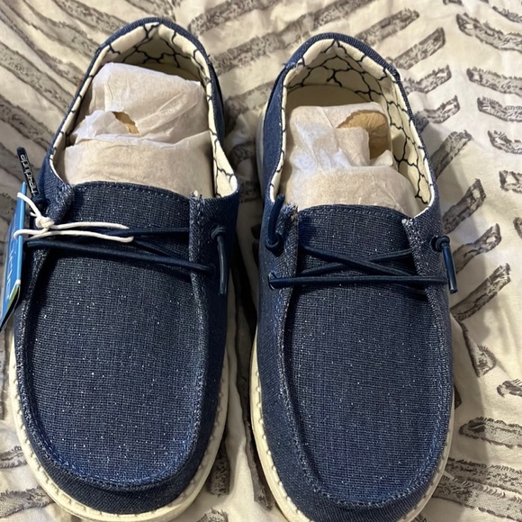 Brand new in box girls Hey Dudes - Picture 1 of 3